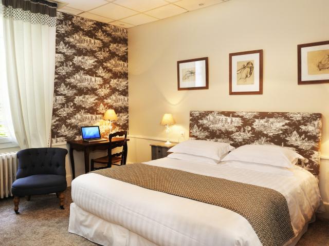 bagnoles-orne-hotel-roc-chien-chambre-scaled.jpg