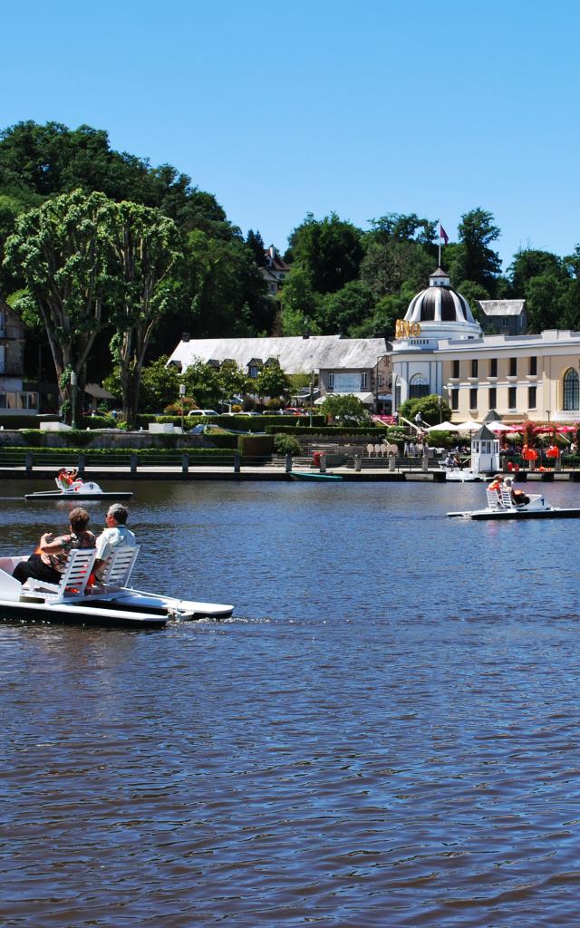 bagnoles-orne-lac-casino-pedalo-groupe