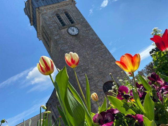 Bagnoles Orne Bebagnoles Eglise Sainte Madeleine Fleurs Printemps Ciel Bleu