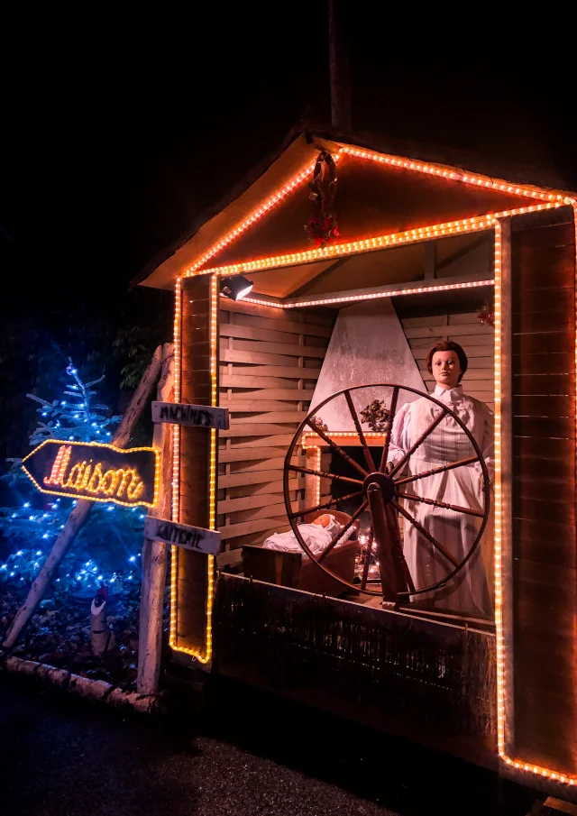 Bagnoles Orne Bebagnoles Destination Domfront Idee Sejour Pays Lumieres Villages Illumines Personnage Anime