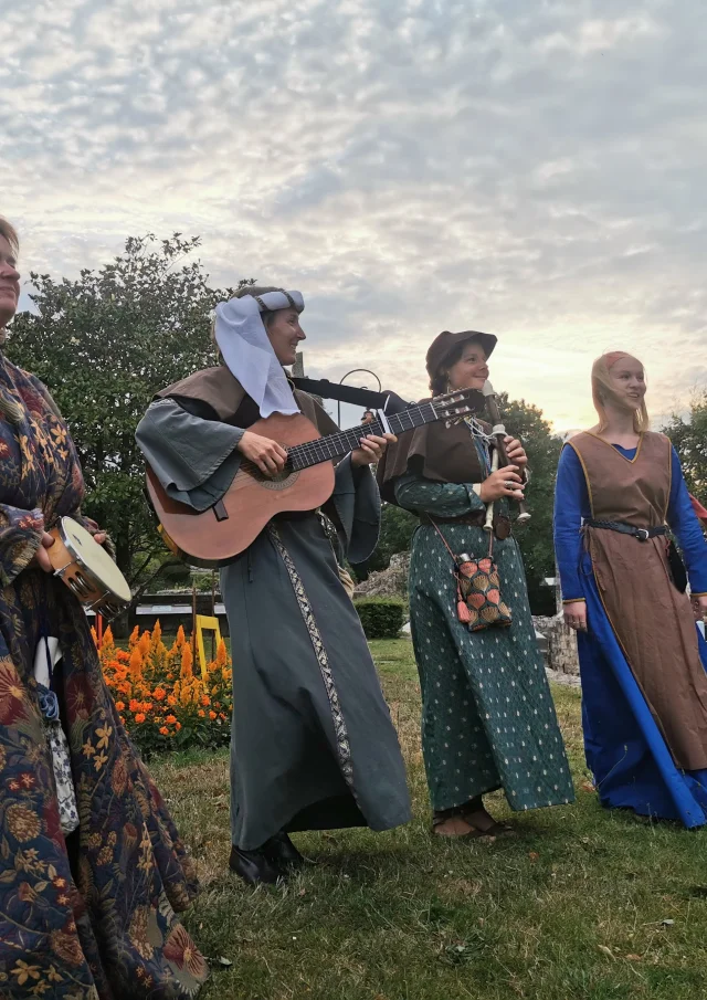 Domfront Poiraie Bocage Moyenage Fete Medievales Troubadour