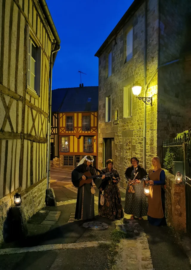 Domfront Poiraie Bocage Nuit Rue Ruelle Moyenage Fete Medievales Troubadour