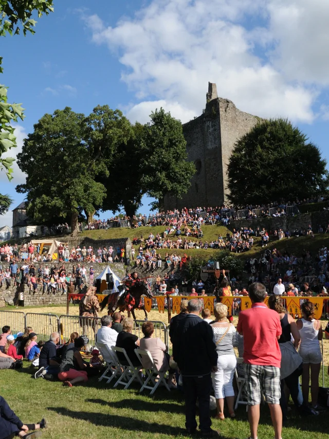 Bocage Destination Domfront Bagnoles Medievales Domfront 2017 Combat Chevaliers Joute Public