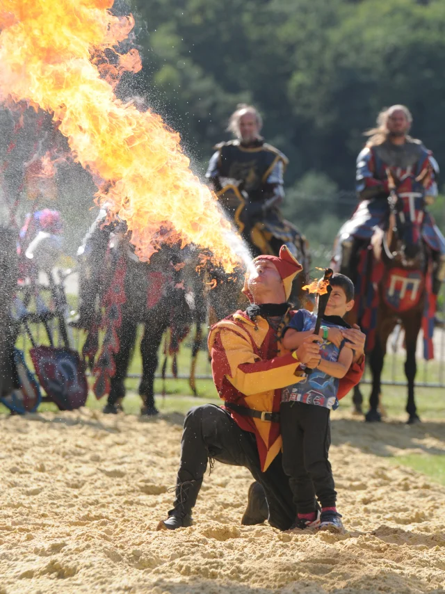Bocage Destination Domfront Bagnoles Medievales Domfront 2017 Cracheur Feu