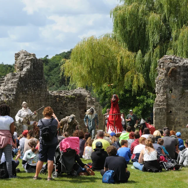 Bocage Destination Domfront Bagnoles Medievales Domfront 2017 Representation Comediens Public