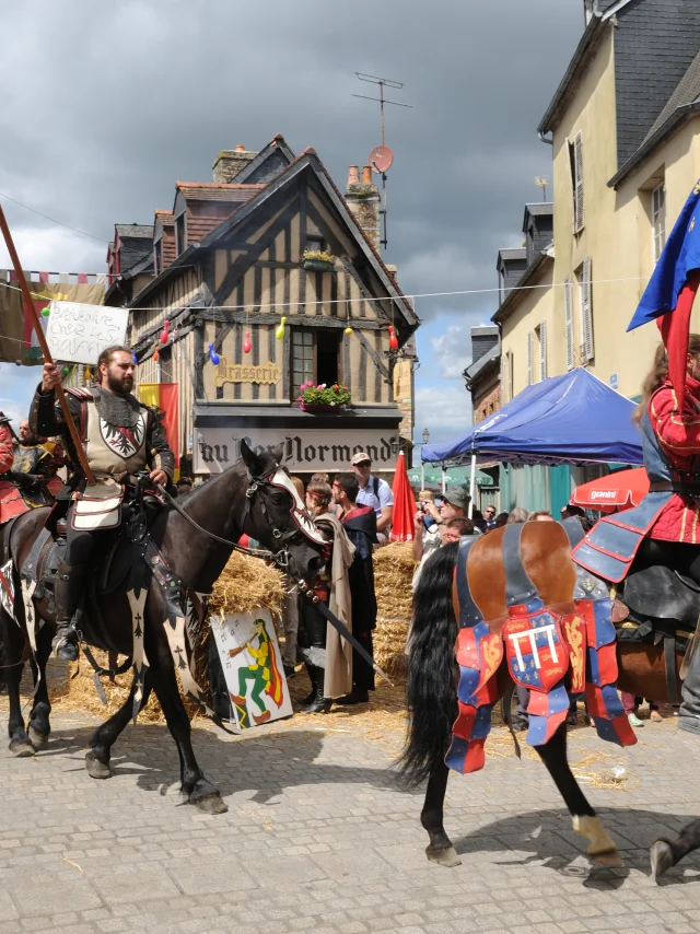 Bocage Destination Domfront Bagnoles Medievales Domfront 2017 Village Medieval Chevaux Chevaliers Drapeaux